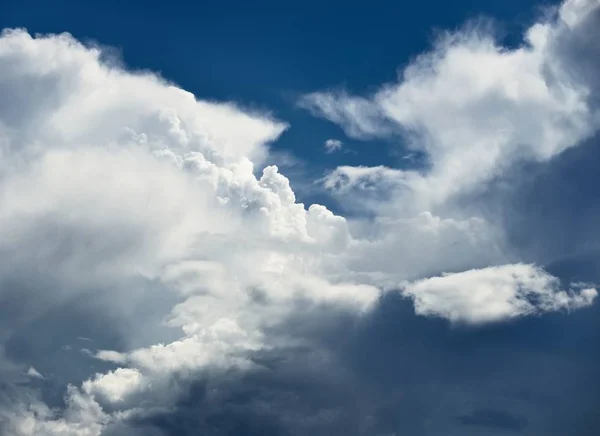 Clássica Paisagem Nublada Céu Azul Com Nuvens Ornamentais — Fotografia de Stock