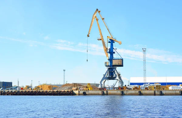 Grúas sobre la superficie del agua en el puerto de Riga — Foto de Stock