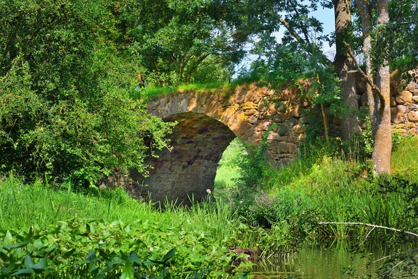 Pequeño puente medieval sobre el río —  Fotos de Stock