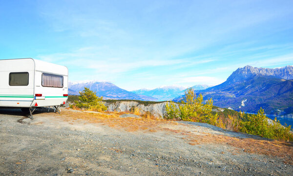 Караван с велосипедом, припаркованным на вершине горы возле озера
