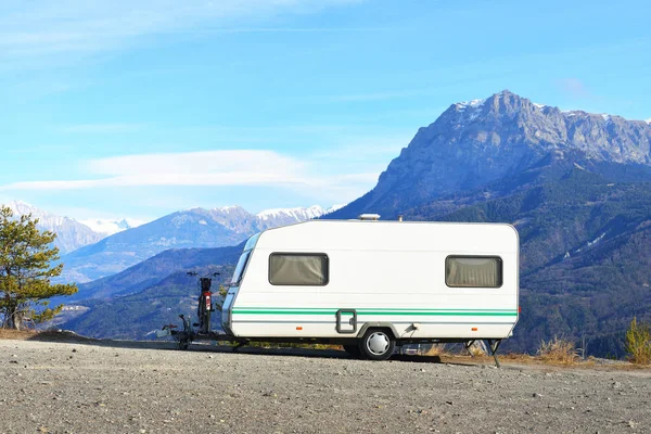 Caravane avec un vélo stationné au sommet d'une montagne — Photo