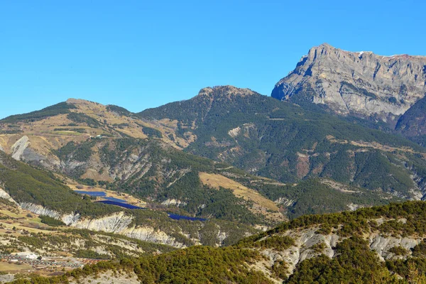 Горная деревня перед французскими Альпами — стоковое фото