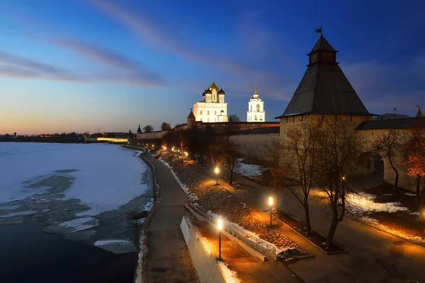 Nachtansicht der historischen Stadt Pskow — Stockfoto