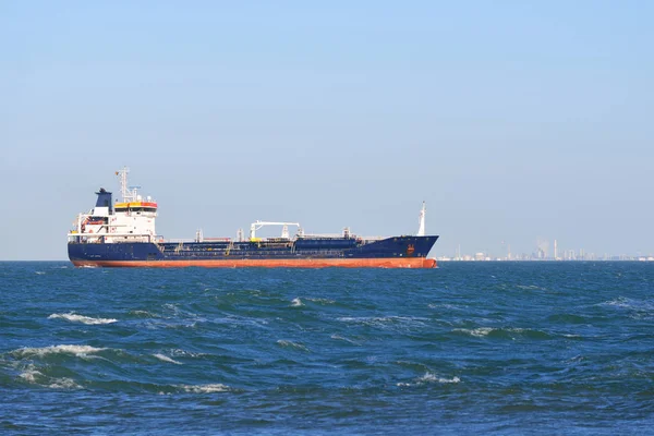 Nákladní loď plující v moři — Stock fotografie