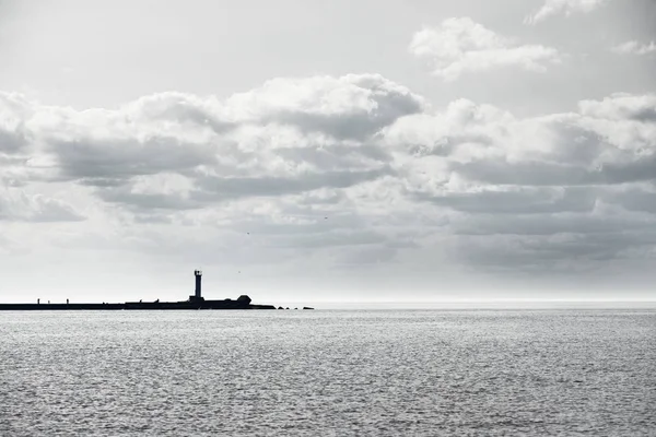 Latarnia morska na tamie falochron — Zdjęcie stockowe
