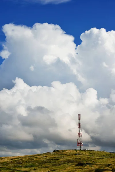 Torre radio su una collina — Foto Stock