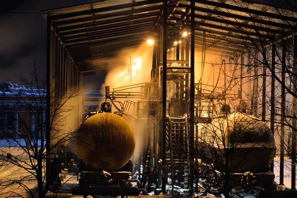 Dampfende Gastanks in einem Schuppen in einer Winternacht — Stockfoto