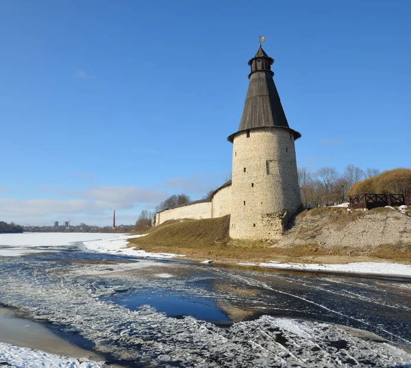 Fortaleza histórica de la ciudad de Pskov en invierno — Foto de Stock