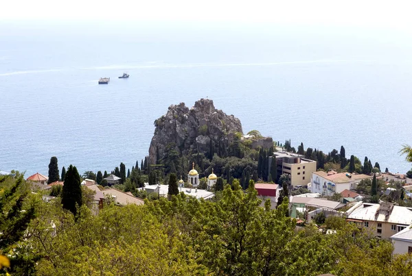 Rock of Chaliapin, Igreja da Assunção da Bem-Aventurada Virgem Maria Vista do Monte Bolgatura. Gurzuf. República da Crimeia . — Fotografia de Stock