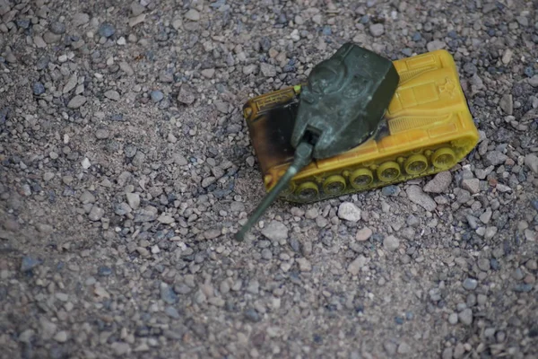 Jouet Remerciement Jaune Avec Tourelle Verte Conduisant Sur Sable — Photo