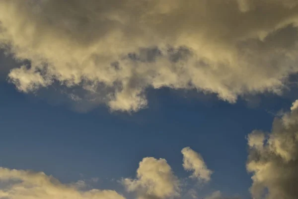 Tiefer Abendsonnenuntergang Mit Weißen Wolken Und Tiefen Schatten Darüber — Stockfoto