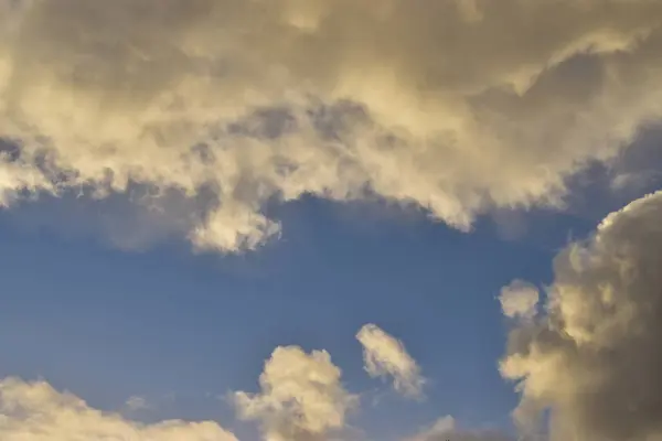 Cremefarbene Wolken Bei Sonnenuntergang Mit Herrlich Blauem Himmel — Stockfoto