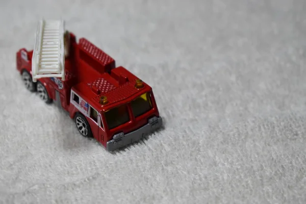 Camión Bomberos Juguete Rojo Con Escalera Blanca Tela Blanca — Foto de Stock