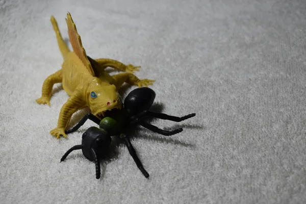 Żółta Zabawka Dimetrodon Dinozaur Jedzenie Mrówka — Zdjęcie stockowe