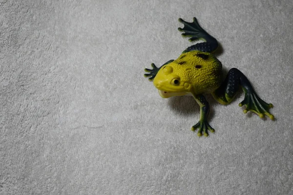 Κίτρινος Και Πράσινος Βάτραχος Παιχνιδιών Λευκό Ύφασμα — Φωτογραφία Αρχείου