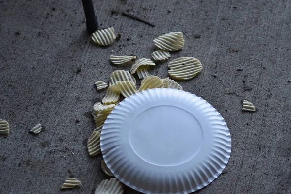 Beaucoup Croustilles Pommes Terre Froissées Plaque Papier Jetés Sur Sol — Photo