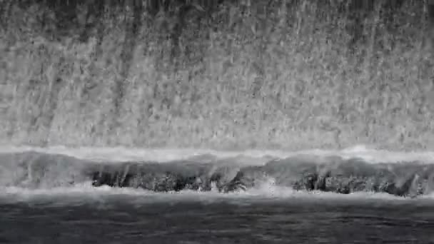 人工的な滝の接近と流れる水のビデオ — ストック動画