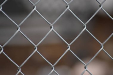 Bulutlu bir günde tel örgülü tel örgü dokusu.