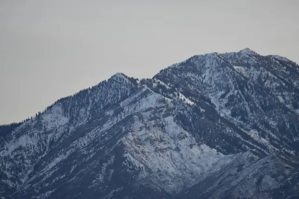 Picos Montanha Azul Escuro Com Neve Nevoeiro Céu Branco — Fotografia de Stock