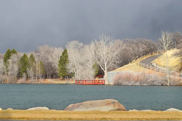 # Sonbaharda mavi göl ya da gölet... #... beyaz ölü ağaçlar, daima yeşil ağaçlar, # #... dolambaçlı yollar, kayalar, sarı çimenler ve bulutlu gökyüzü. #.