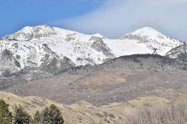Schneeweißer Berg Mit Grauen Felsen Darunter Braune Und Graue Ausläufer — Stockfoto