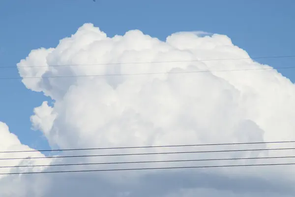 Telefondrähte Vor Flauschig Weißen Wolken Mit Blauem Himmel Hintergrund — Stockfoto