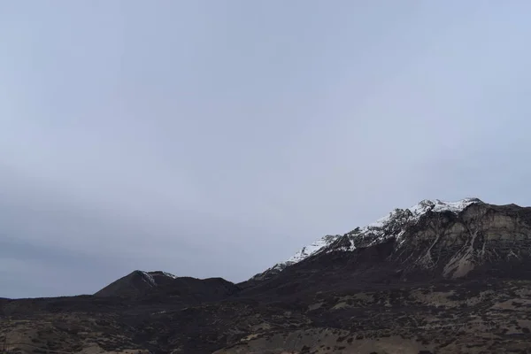 Ciel Bleu Nuageux Dessus Sommet Enneigé Blanc Chaîne Montagnes Avec — Photo