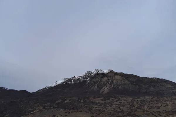 Montagne Sombre Avec Pic Enneigé Dessus Des Contreforts Bruns Avec — Photo