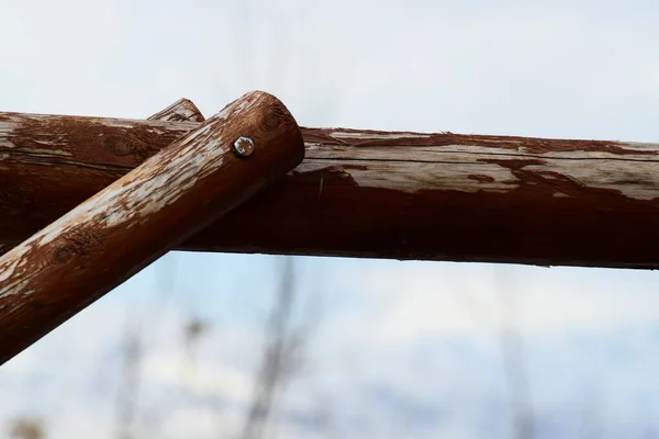 Ahşap salıncağın geniş bir bölümünün yakın görüntüsü, üst görünüm.