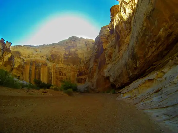 Засохший Пустынный Каньон Реки Песком Ярким Солнцем Над Скалами — стоковое фото