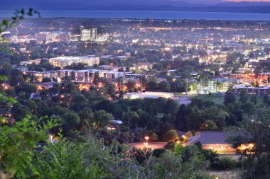 ABD 'de gece vakti HDR görüntüsünün alacakaranlık metropolisine maruz kalması. Güzel, barışçıl ve harika bir seyahat mimarisi..