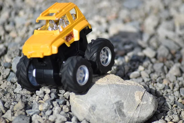 Camión Juguete Amarillo Conduciendo Sobre Rocas Grava — Foto de Stock