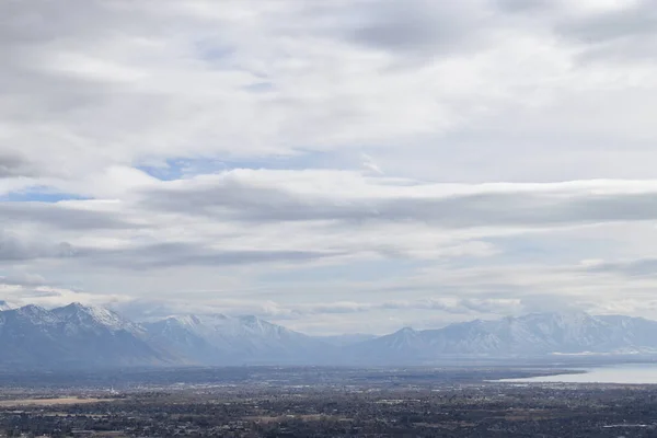 Uzak şehrin dağ manzarası ve diğer dağlar ve bulutlar.