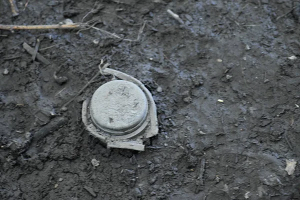 Plastik kaplama çamurlu zemine çöp atarak çevreyi kirletiyor..