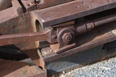 Eski paslı maden treni raylarının piston bölümü, yakın plan..