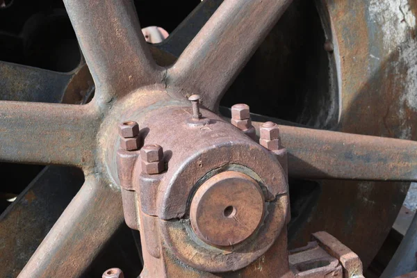 旧生锈矿机轮转段 — 图库照片