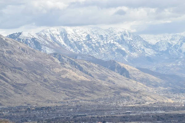 Dağlardan, şehirden ve bulutlardan oluşan iki sıra manzara.