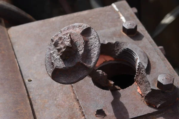 Fındık, cıvata ve antika paslanmış eski maden demiryolu makineleri..