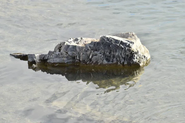 Gölde tek sivri uçlu kaya var..