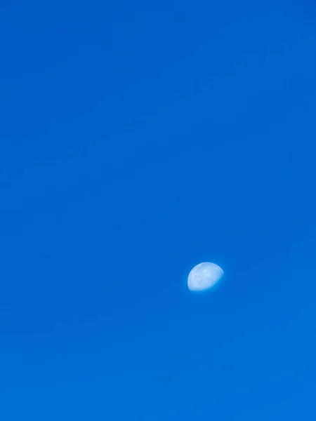 La luna en el cielo azul claro — Foto de Stock