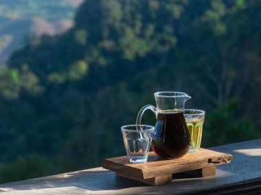 Temiz cam kaplarda damlayan kahve seti