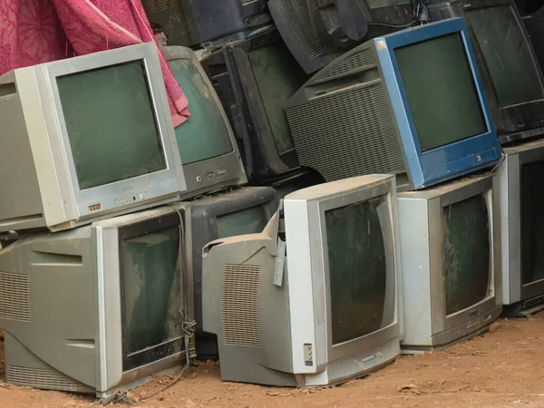 Bir yığın eski televizyon.