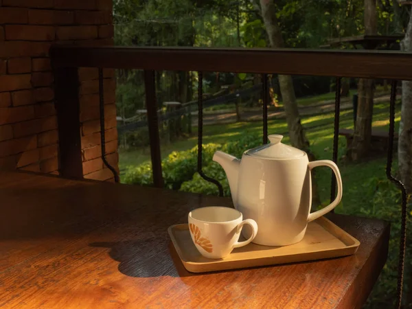 Modern tasarımda beyaz seramik çaydanlık ve çay fincanı.