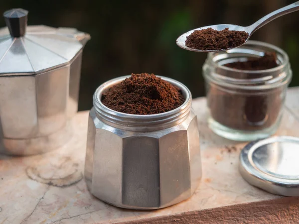 Moka demliğiyle sabah kahvesi hazırlığı. Moka demliği, buharla öğütülmüş kahveden basınçlı kaynar su ile kahve yapan soba tepeli bir kahve makinesidir..