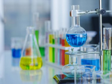 Bilimsel çalışmalarda kullanılan laboratuvar ekipmanları ve geleneksel olarak camdan yapılmış. Cam çeşitli boyutlarda ve şekillerde oluşabilir ve bu nedenle kimya, biyoloji ve analitik laboratuvarlarda yaygındır..