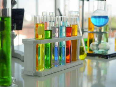 Örnek tüp olarak da bilinen test tüpü, parmak uzunluğunda cam ya da temiz plastik borulardan oluşan, üstten açılıp alttan kapatılan bir laboratuvar cam parçasıdır..