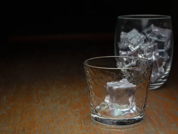 Twee Glazen Ijsblokjes Het Houten Aanrecht Bril Met Ijsblokje Zonder — Stockfoto