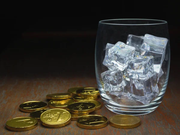 Glass Ice Cubes Drinks Wooden Countertop Pile Gold Coins — Stock Photo, Image