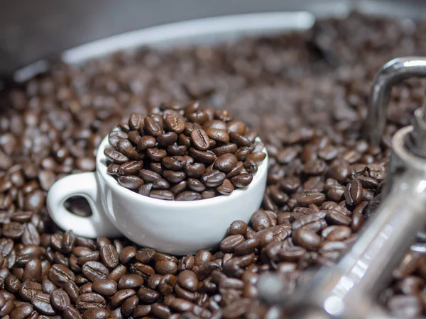 Paahdettu Kahvi Kahvinkeittimen Jäähdytysalustalla Valkoinen Keraaminen Espressokuppi Paahdetuissa Kahvipavuissa Orgaaniset — kuvapankkivalokuva