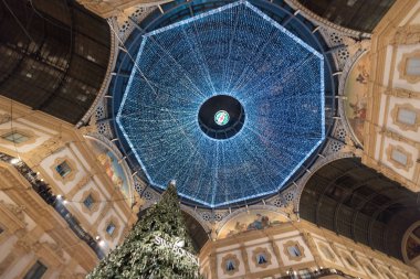 Çatıda Noel ışıkları olan Galleria Vittorio Emanuele.
